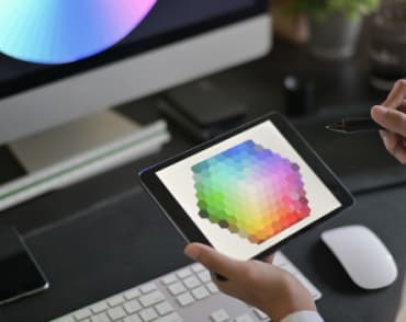 Wybór koloru z palety barw na tablecie
